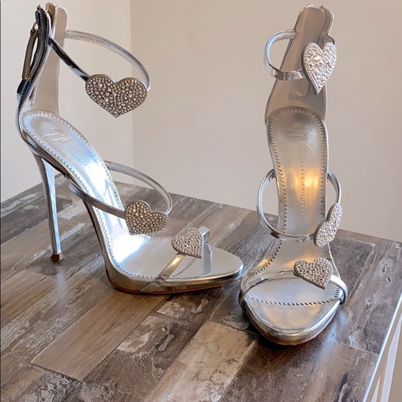 Giuseppe Zanotti
Coline Swarovski heart sandals. - Picture 2 of 4
